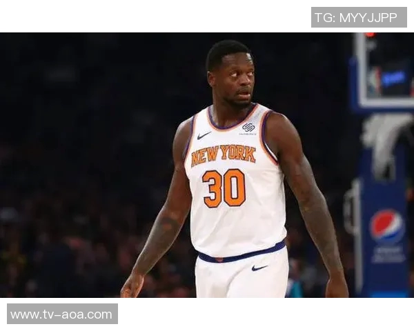 兰德尔三节豪取三双表现出色但失误频繁影响球队表现